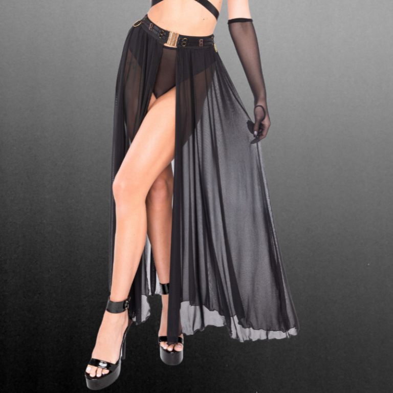 Model i kinky fest-look med flere lag sort mesh og Kinky Diva Goddess skirt.
