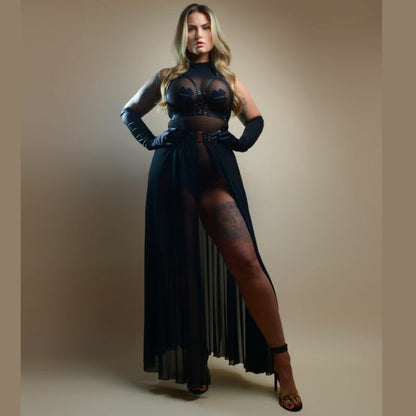 Model i sort fetish-fest look hvor Kinky Diva Goddess Skirt er stylet med høje hæle, body i mesh og harness