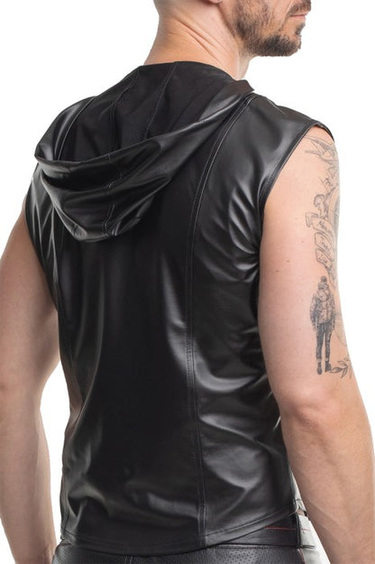 Close up af Regnes Dario festishvest med hætten nede for et cool look