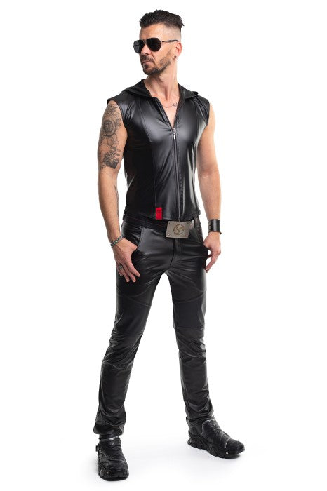 Dario fetishvesten fra Regnet stylet som en del af et råt og maskulint clubwear-look.