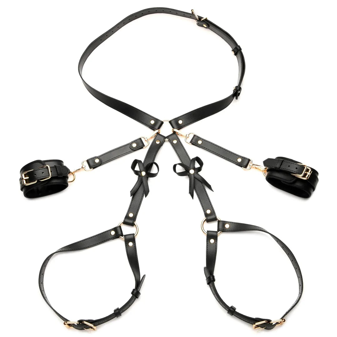Strict bondage harness med sløjfer indeholder: harness med indbyggede lårmanchetter, to manchetter og to karabinhager med strop.