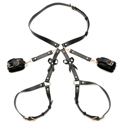 Strict bondage harness med sløjfer indeholder: harness med indbyggede lårmanchetter, to manchetter og to karabinhager med strop.